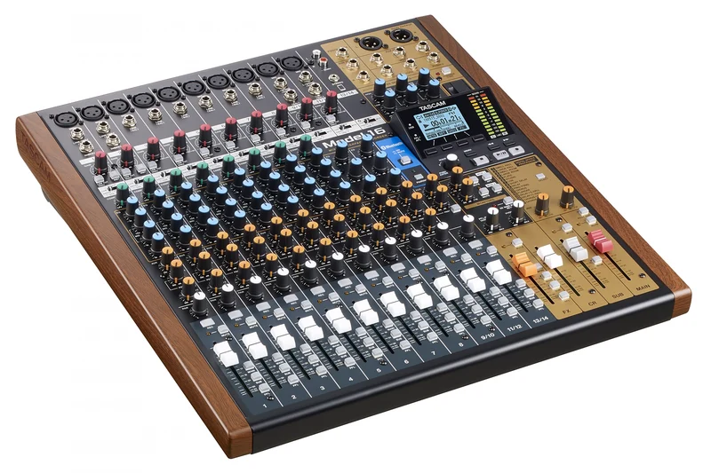 Tascam Model 16 analog mixer och 14-spårs digital inspelare