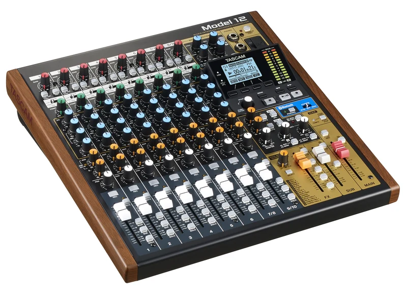 Tascam Model 12 analog mixer och 12-spårs digital inspelare